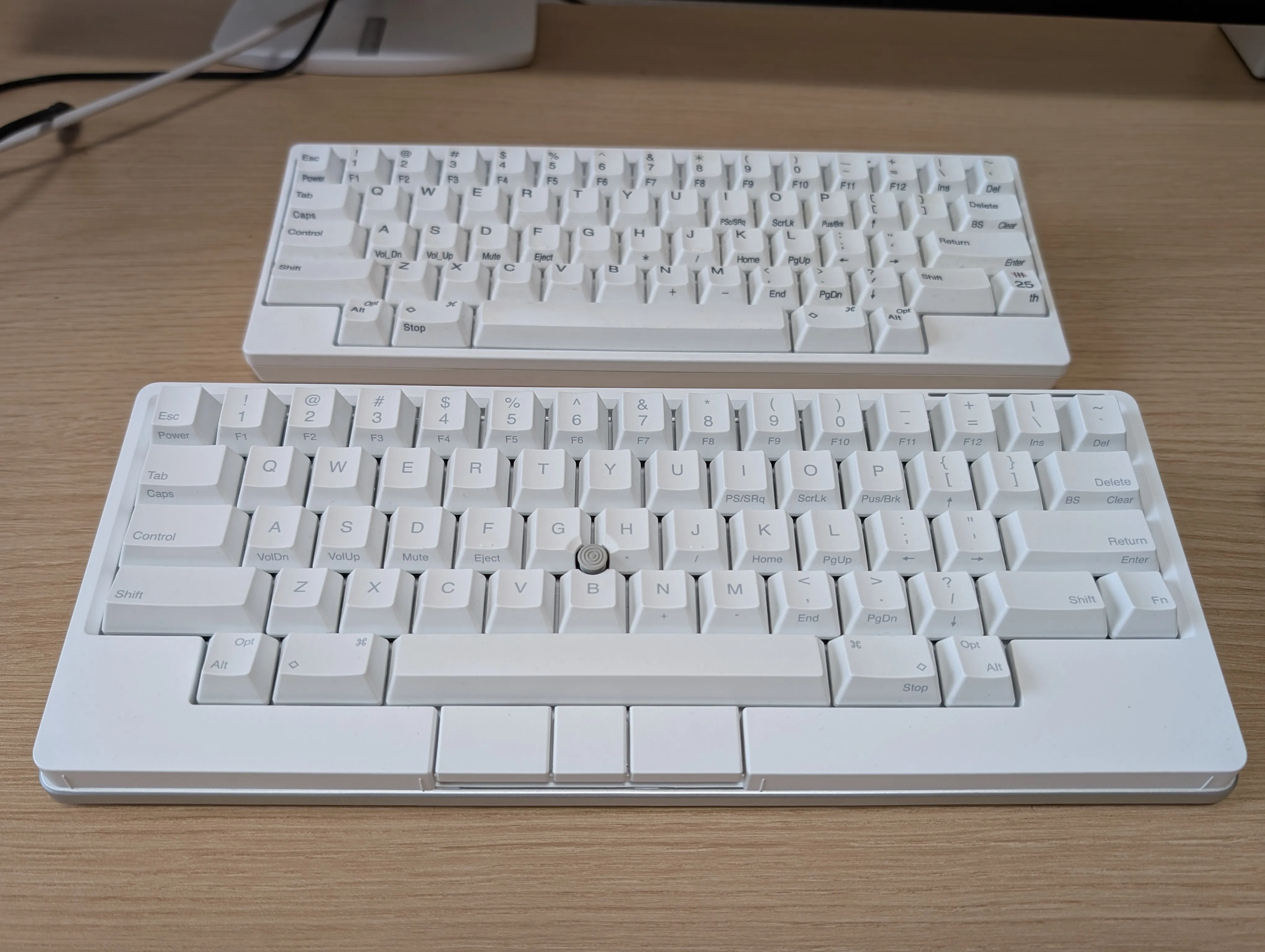 "hhkb studioとhhkb hybridの画像"
